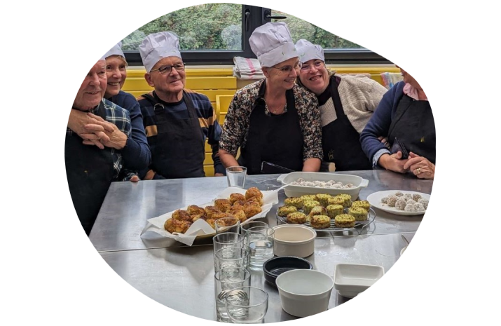 Atelier de cuisine avec plusieurs personnes