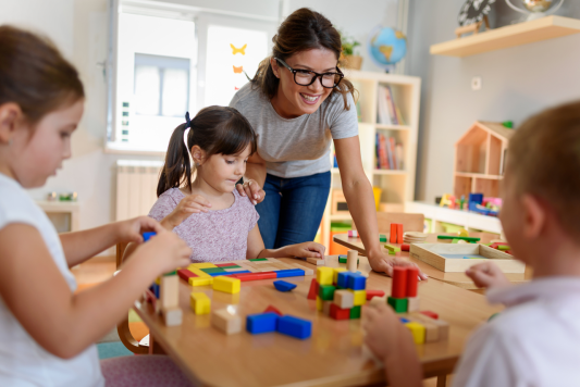 Petite fille qui joue avec personne accompagnante