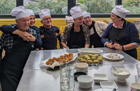 Atelier de cuisine avec plusieurs personnes