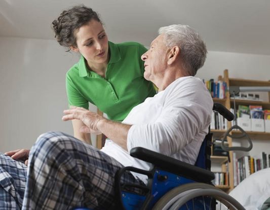 Personne en fauteuil roulant avec aidant